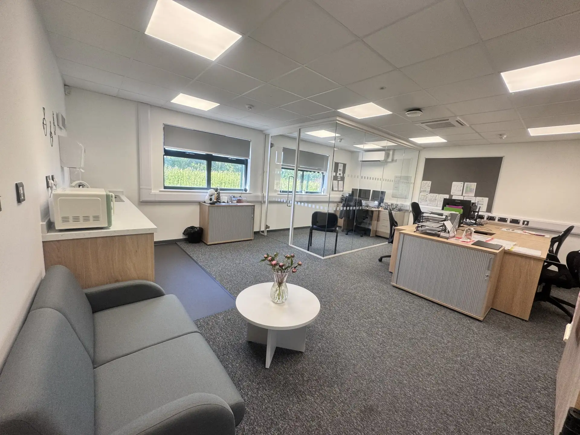 Modular Office Building with INternal Glass Partition Room