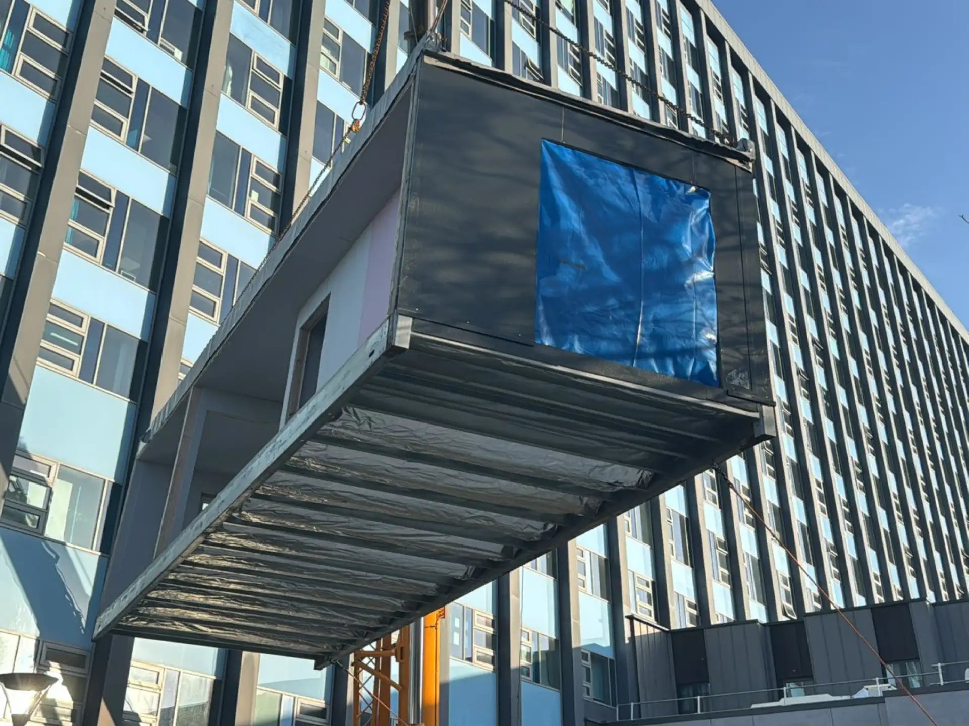 Modular Unit installation for NHS Discharge Suites - Installation with crane